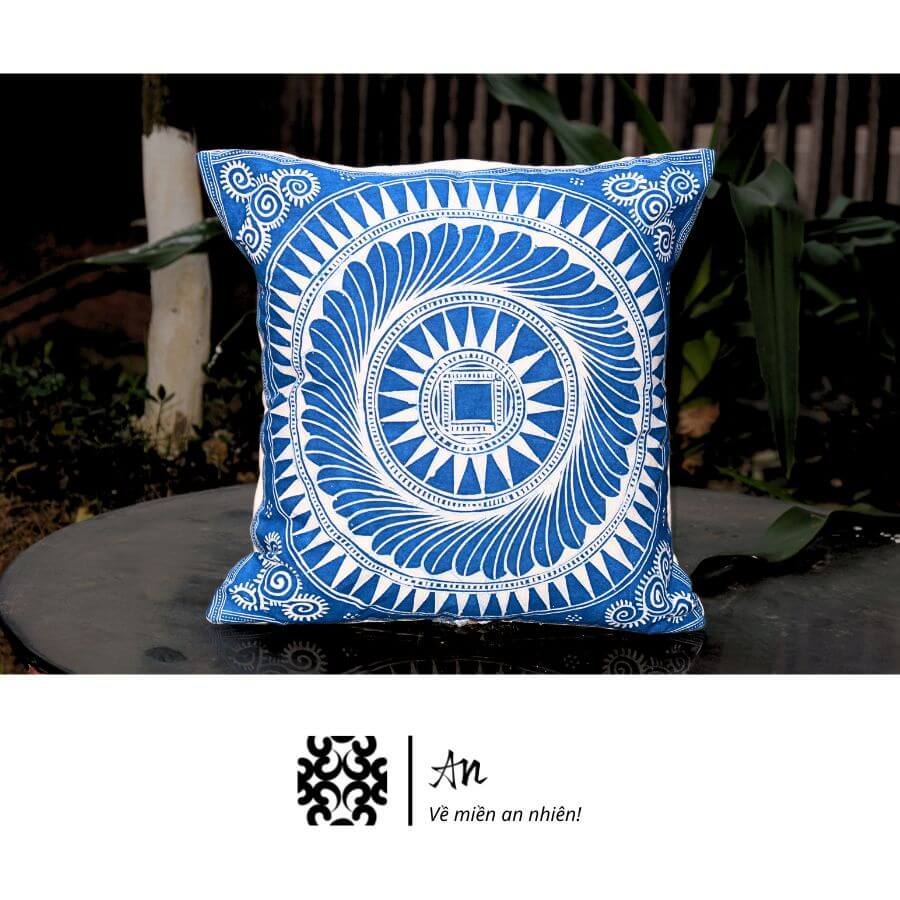 bst sắc màu tây bắc gối vuôg cotton nhuộc chàm vẽ sáp ong và bông gạo thiên nhiên (1) bst sắc màu tây bắc gối vuôg cotton nhuộc chàm vẽ sáp ong và bông gạo thiên nhiên (1)