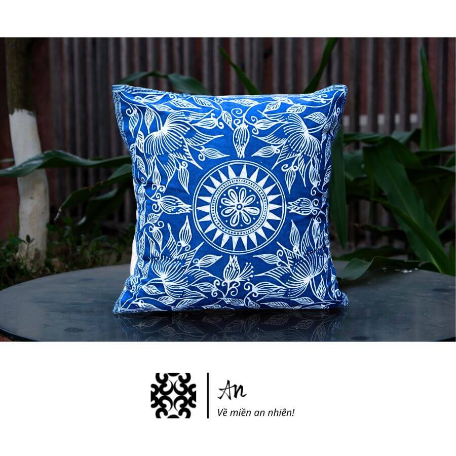 bst sắc màu tây bắc gối vuôg cotton nhuộc chàm vẽ sáp ong và bông gạo thiên nhiên (1) bst sắc màu tây bắc gối vuôg cotton nhuộc chàm vẽ sáp ong và bông gạo thiên nhiên (1)