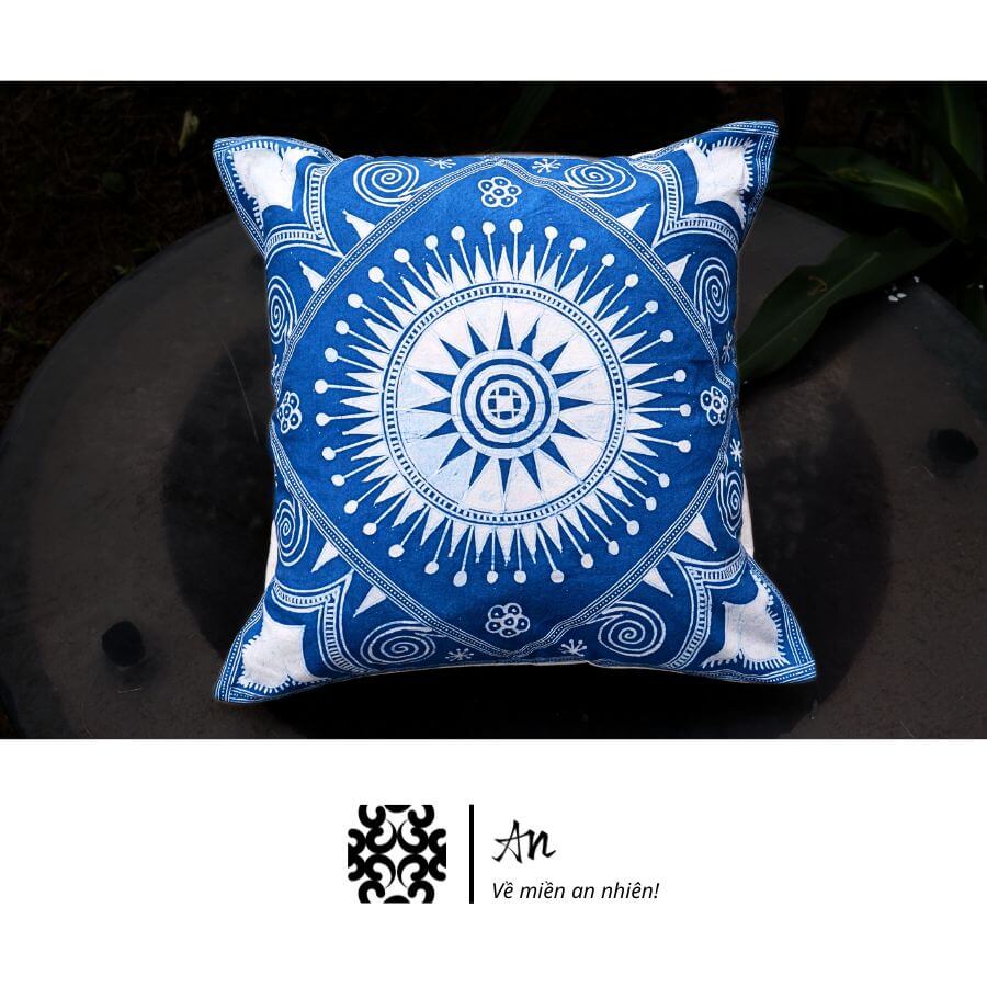 bst sắc màu tây bắc gối vuôg cotton nhuộc chàm vẽ sáp ong và bông gạo thiên nhiên (1) bst sắc màu tây bắc gối vuôg cotton nhuộc chàm vẽ sáp ong và bông gạo thiên nhiên (1)