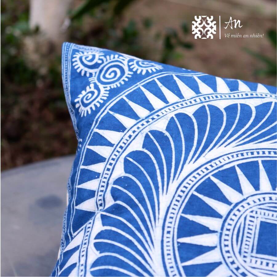 bst sắc màu tây bắc gối vuôg cotton nhuộc chàm vẽ sáp ong và bông gạo thiên nhiên (1) bst sắc màu tây bắc gối vuôg cotton nhuộc chàm vẽ sáp ong và bông gạo thiên nhiên (1)